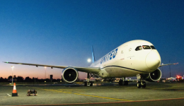 Airlines hiring back unvaccianted workers